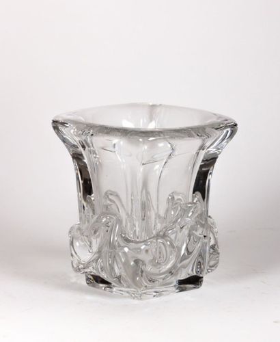 null DAUM

Vase en cristal quadrangulaire à col légérement évasé, la base ourlée...