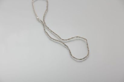 null Collier de diamants bruts, le fermoir en

argent. Long. : 42 cm - Poids brut...