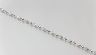 null Collier en or gris à maillons fuseaux orné

de brillants. Signé CHAUMET, dans...