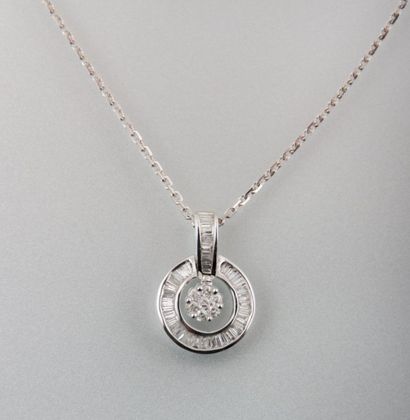 null Pendentif rond en or blanc composé

d'un cercle de diamants baguette entourant

sept...