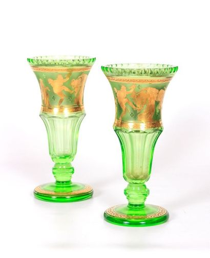 null VAL SAINT LAMBERT 
Paire de vases en cristal teinté vert et

gravé d'un décor...