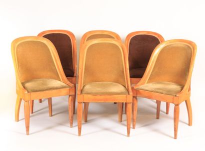null Six chaises de forme gondole en bois

naturel, elles reposent sur des pieds...