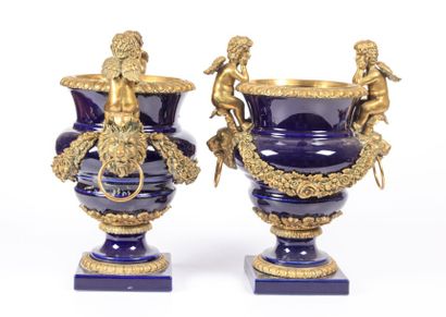null Paire de vases en porcelaine bleu nuit et

bronze posant sur une base surmontée...