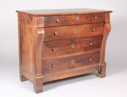 null Commode en noyer ouvrant par quatre

tiroirs dont un en ceinture, les montants...