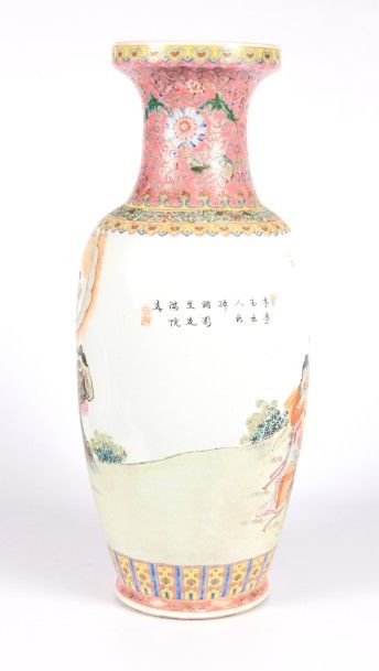 null CHINE

Vase en porcelaine à décor en émaux

polychromes dit de la famille rose...