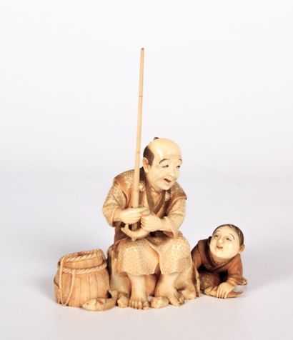 null JAPON

Okimono en ivoire figurant un pêcheur avec un

enfant. Cachet au revers

Haut....