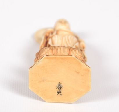 null JAPON

Okimono en ivoire figurant un sage auréolé

posant sur des feuilles de...