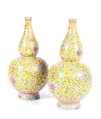 null CHINE

Paire de vases en porcelaine en forme de

coloquinte à décor en émaux...