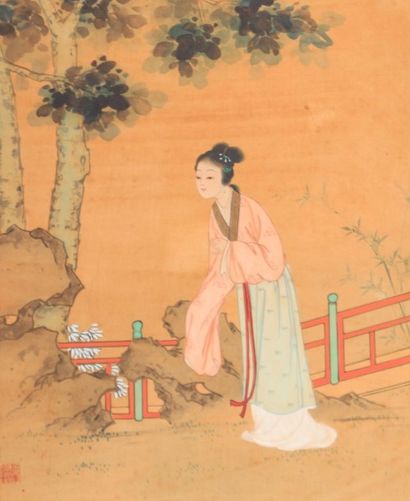 null CHINE

Quatre peintures sur soie contrecollées et

encadrées figurant une geisha...