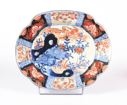 null JAPON

Plat en porcelaine de forme ovale à bord

polylobé, le bassin à décor...