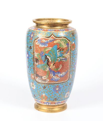 null JAPON

Vase de forme balustre en bronze et émaux

champlevés à décor d'un dragon...