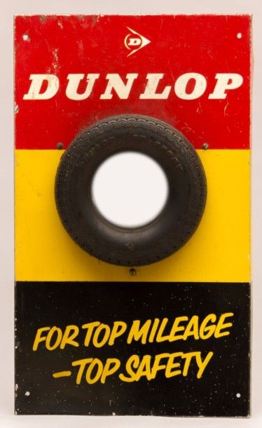 null Plaque émaillée de forme rectangulaire marquée "Dunlop" présentant un pneu SP...