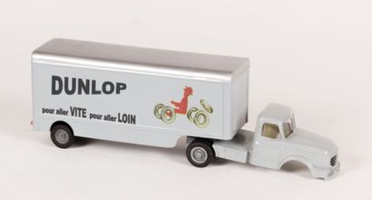 null Camion routier et sa remorque en résine marqué Dunlop "Pour aller vite, pour...