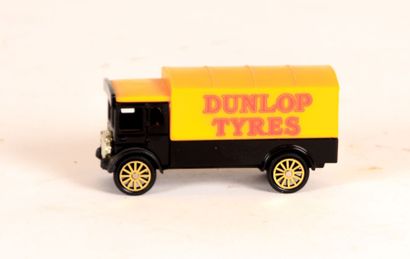 null CORGI (GB)

A.E.C Van marqué Dunlop Tyres - sans réf

(bon état)