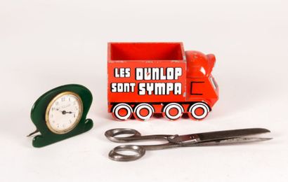 null Lot composé d'un porte crayons en fonte en forme de camion marqué "Les routiers...