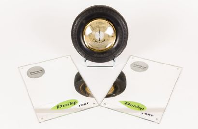 null Lot composé d'un baromètre en forme de pneu SP Sport Dunlop, le cadran rond...