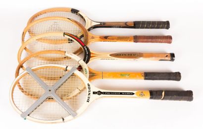 null Lot de quatre raquettes de tennis en bois Dunlop modèles Prestige, Junior, Max...