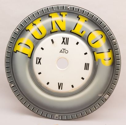 null Plaque émaillée de forme ronde marquée "Dunlop" figurant un cadran d'horloge...
