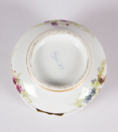 null Boîte de forme ronde en porcelaine à décor traité en polychromie de semis de...