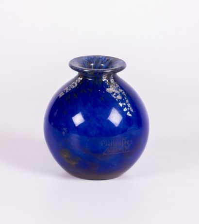 null MULLER Frères Luneville

Vase de forme boule en verre soufflé à inclusions de...