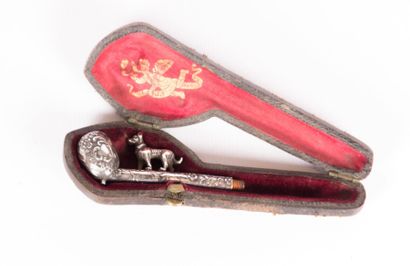 null Pipe en argent fourré, la tête à décor d'un cartouche dans un entourage de rinceaux,...