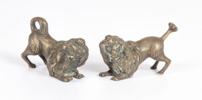 null Deux sujets en bronze figurant un lion et un caniche (?).

Haut. : 4 cm - Larg....