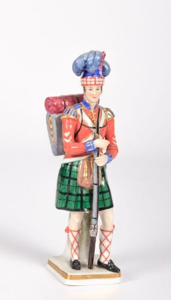 null Sujet en porcelaine figurant un soldat marqué "11th Highland RG. 1808"

XIXème...