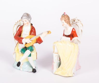 null Deux sujets formant pendants en porcelaine figurant un couple de musiciens 

XIXème...