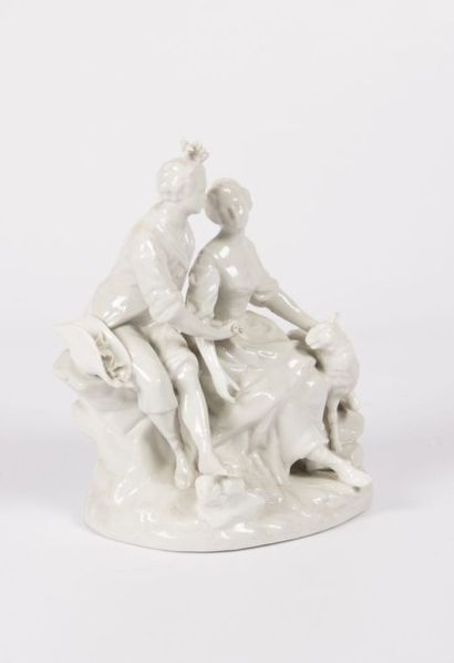 null Sujet en porcelaine figurant un couple de bergers assis sur un tertre

XIXème...