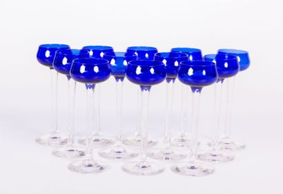 null Douze verres à liqueur en cristal le gobelet teinté bleu

Haut. : 13 cm - Diam....