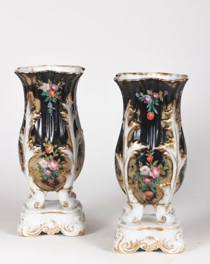 null PARIS

Paire de vases en porcelaine posant sur une base carrée à décor de rinceaux...