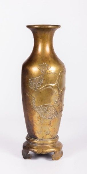 null JAPON

Vase en bronze à décor en bas-relief d'échassiers dans un paysage arboré

Fin...