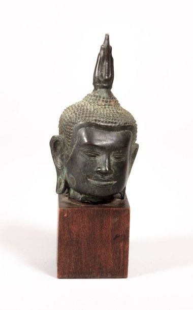 null THAILANDE

Bronze à patine verte représentant une tête de boudha la coiffe à...