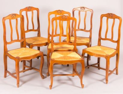 null Six chaises en bois naturel mouluré et sculpté, le dossier à barettes mouvementées...