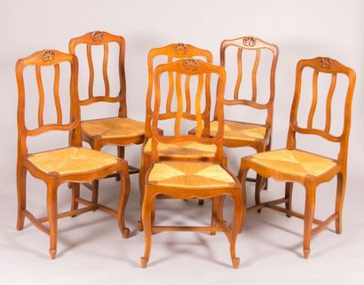null Six chaises en bois naturel mouluré et sculpté, le dossier à barettes mouvementées...