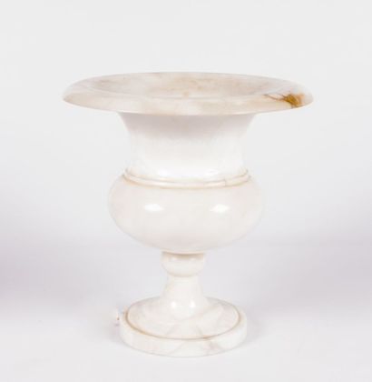 null Vase en albâtre monté en lampe 

(accidents et rastaurations)

Haut. : 29,5...