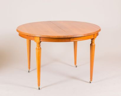 null Table en bois naturel mouluré à bandeau, le plateau de forme ovale, elle repose...