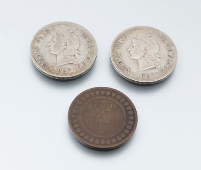 null Lot comprenant 2 pesos 1937 et un tunisie 1892.