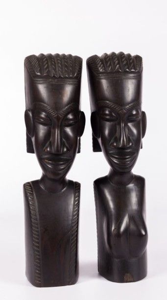 null AFRIQUE

Deux bustes figurant en bois noirci sculpté figurant un couple 

(petite...