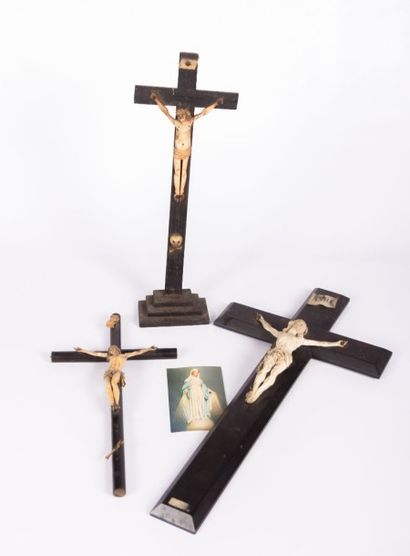 null Trois Christ en croix en ivoire et os

(accidents et manques)

Haut. : 49 cm...