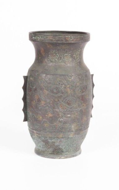 null Vase en bronze patiné à décor de motifs stylisés

Chine, XXème siècle

Haut....