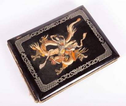 null Album de photographies en laque noir à décor d'une geisha sur un dragon

(accidents,...