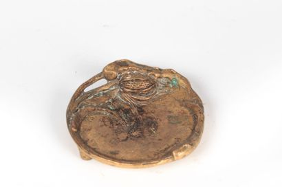 162 MARIONNET Albert (1852-1910)
Vide-poche en bronze à décor de pommes de pin
Signé
Diam....
