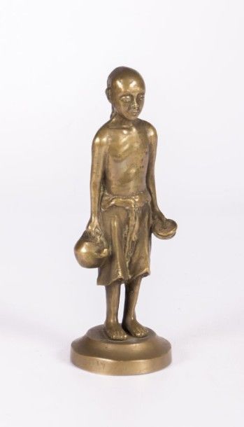 null Statuette en bronze figurant personnage tenant une cruche dans une main et un...