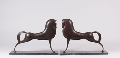  Paire de chevaux en bronze à patine brune 
Le socle en marbre noir veiné gris 
XXème...
