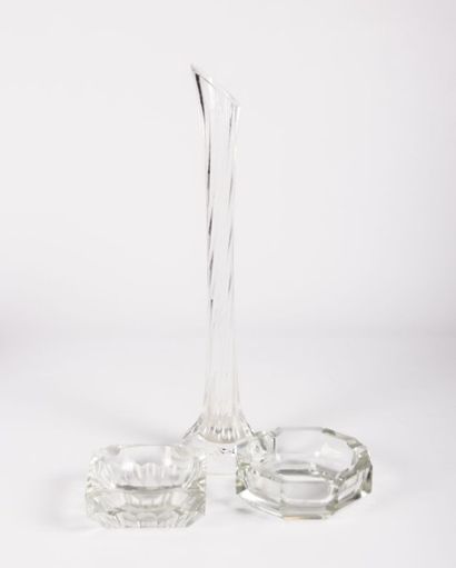 null Lot composé d'un vase soliflore en verre translucide portant une étiquette Lancel...