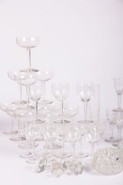null Partie de service de table en cristal composé de douze coupes à champagne et...