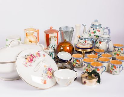 null Lot comprenant une partie de service à thé en porcelaine à décor polychrome...