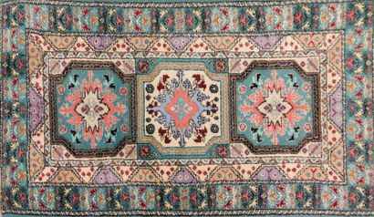 null Tapis marocain en laine à motifs géométriques sur fond vert

158 x 86 cm