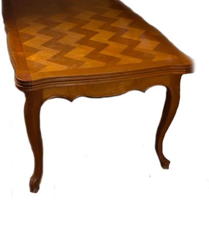 null Table dite à l'italienne en bois naturel, le plateau mouvementé à décor d'une...